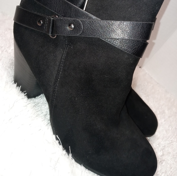 Massini Black faux suede ankle bootie NEW - Picture 3 of 5